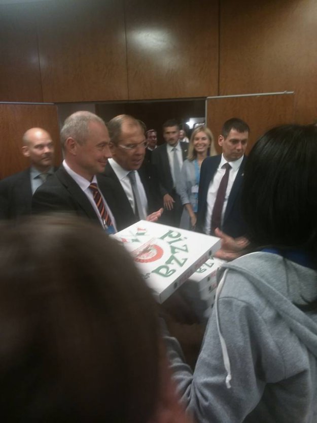 Сергей Лавров угостил журналистов пиццей и водкой