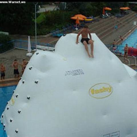 Надувной айсберг для бассейна за 7000 евро