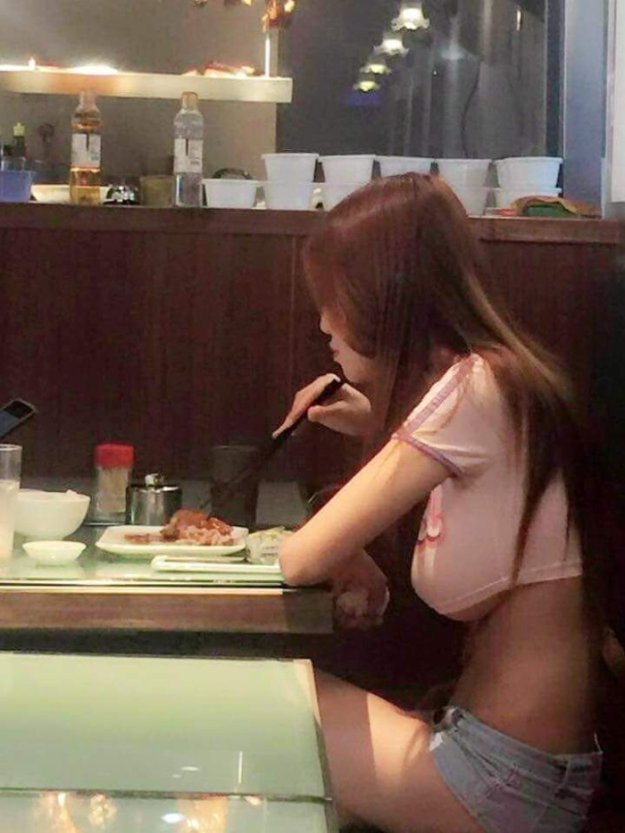 Китаянка стала звездой сети, пообедав в кафе