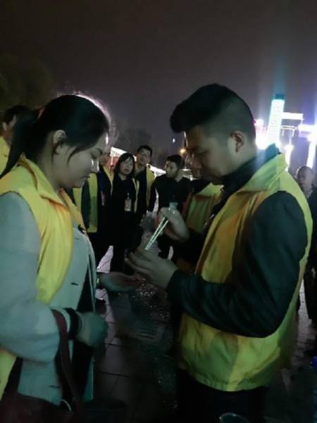В Китае провинившихся работников заставили есть червей