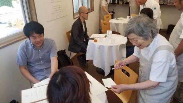 В Токио появился ресторан с особенными официантами