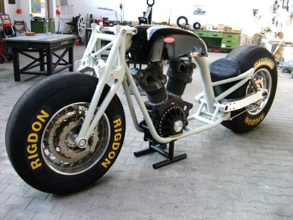 Гигантский мотоцикл с мощностью в 350 л.с.