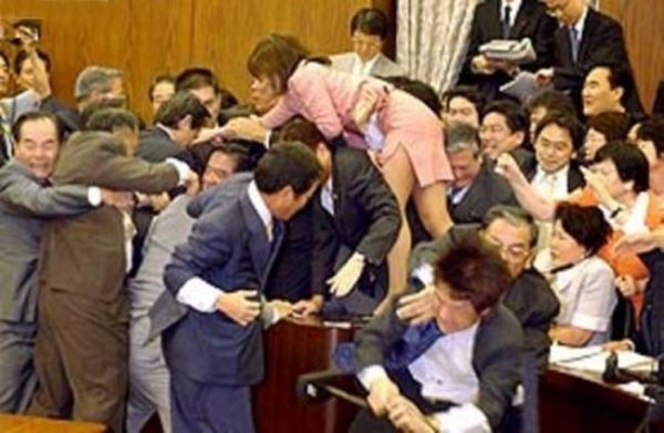 Как принимаются важные законы в японском парламенте