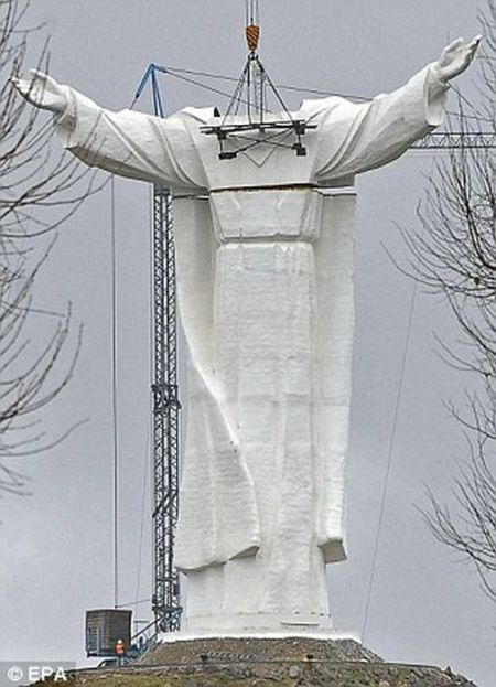 Огромная статуя Иисуса в Польше