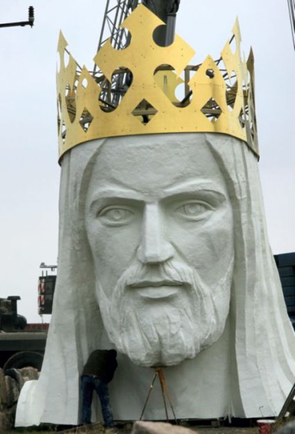 Огромная статуя Иисуса в Польше