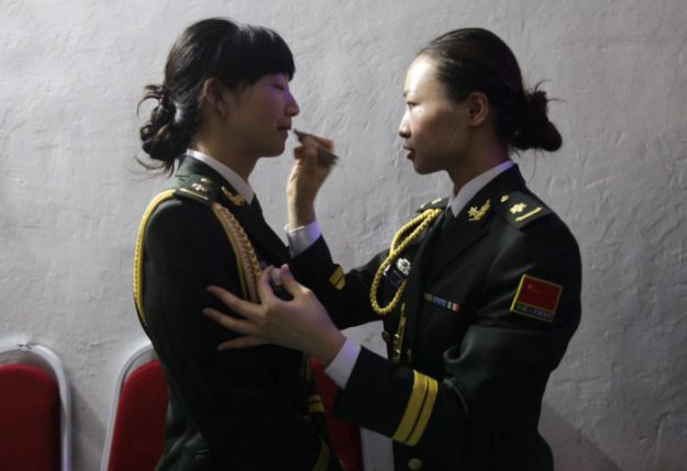 Девушки - военные