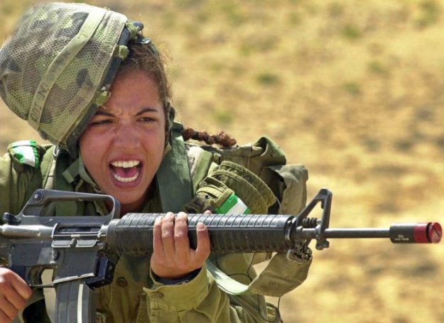 Девушки - военные