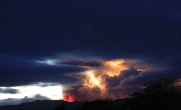 Извержение вулкана Пуйеуэ в Чили