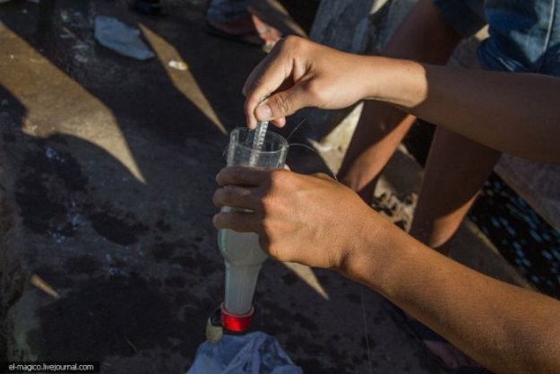 Нехитрое вьетнамское приспособление для рыбной ловли из пластиковой бутылки