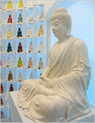 Статуя Будды из ... таблеток