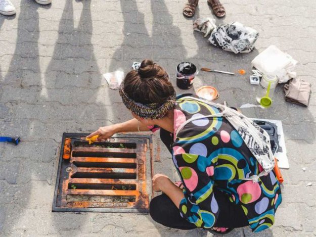 Художники печатают принты на футболках с помощью канализационных люков