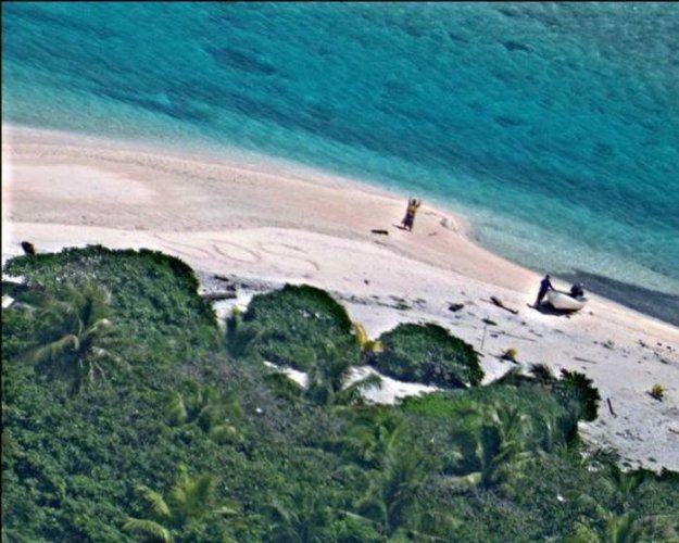 Благодаря надписи «SOS» пара спаслась с необитаемого острова