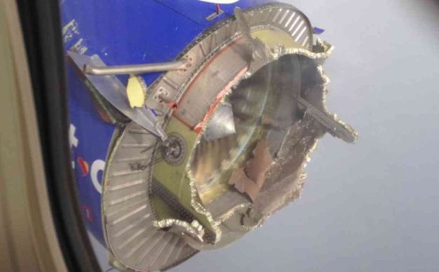 В США Boeing 737 с развалившимся двигателем совершил экстренную посадку