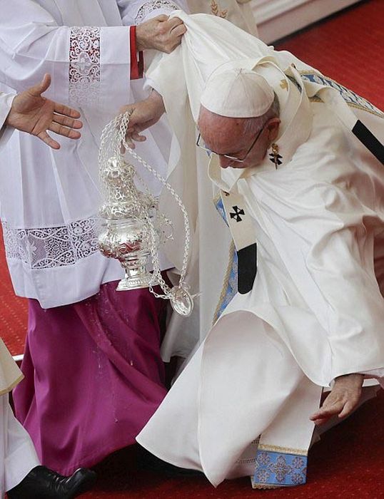 Папа Римский Франциск упал перед началом мессы в Польше