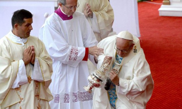Папа Римский Франциск упал перед началом мессы в Польше