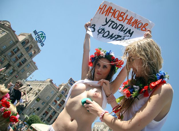 Феминистки  из FEMEN вышли с акцией протеста против феминисток из  FEMEN