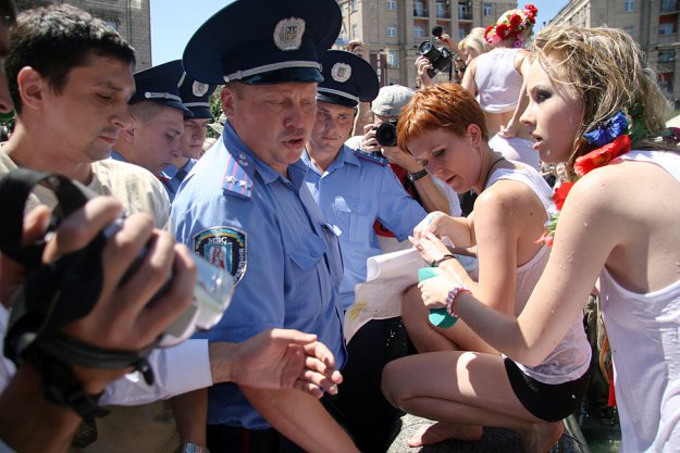 Феминистки  из FEMEN вышли с акцией протеста против феминисток из  FEMEN