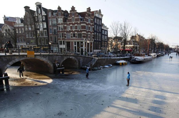 Каналы в Голландии превратились в каток