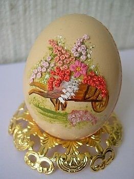 Вышивка на яичной скорлупе – удивительный пасхальный декор.