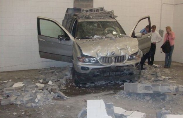 BMW X5 и стена