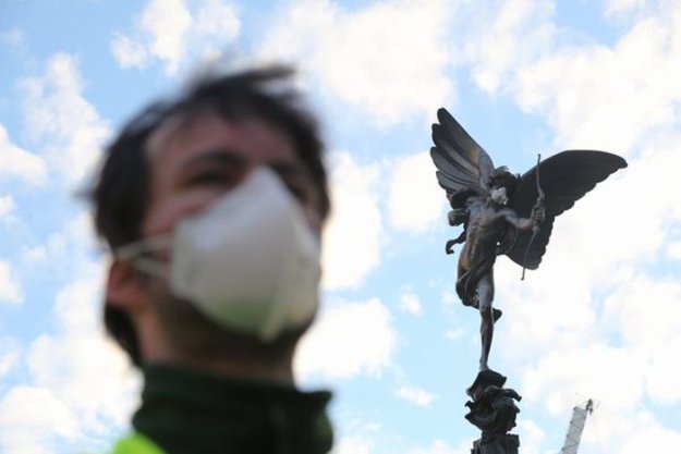 Лондонские активисты Greenpeace украсили статуи респираторами