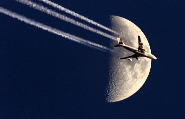 Самолеты на фоне солнца и луны.....