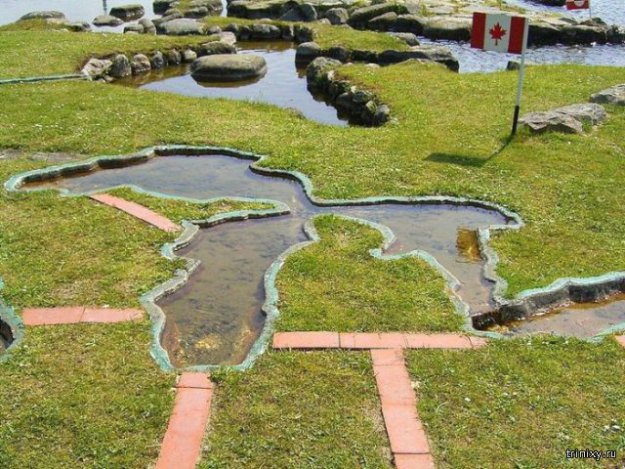 Датчанин создал миниатюрную карту мира на озере