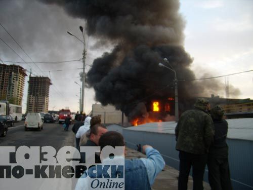 В Киеве горит рынок у метро Шулявская