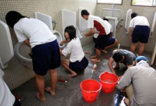 Наказание для  учеников в школе Японии