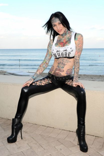 Самая татуированная девушка-модель в мире .