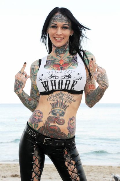Самая татуированная девушка-модель в мире .
