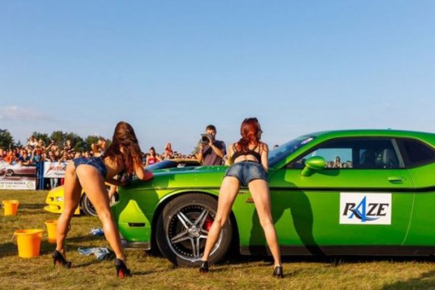 В Гродно прошел конкурс эротической мойки машин