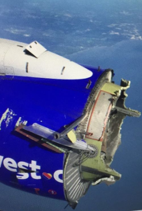 В США Boeing 737 с развалившимся двигателем совершил экстренную посадку