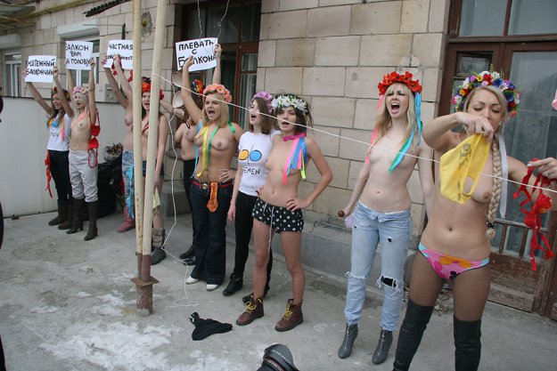 FEMEN отреагировали на запрет выходить на балконы в трусах