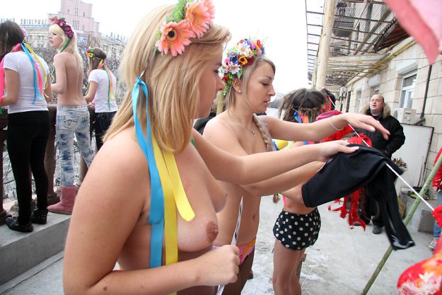 FEMEN отреагировали на запрет выходить на балконы в трусах