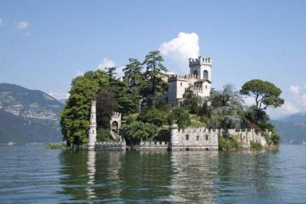 Замок на острове