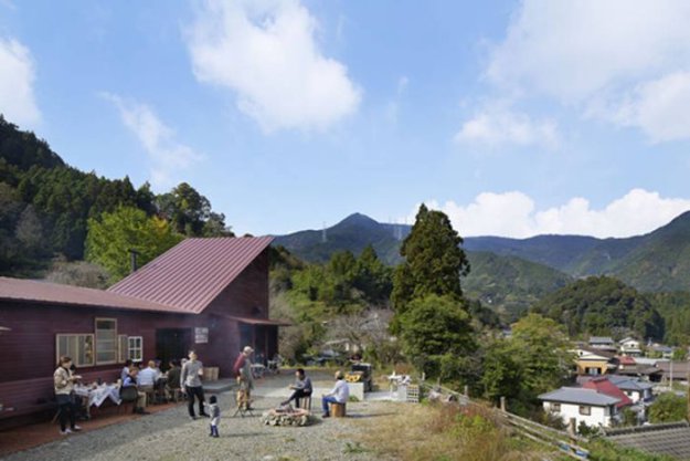 В Японии появился бар, построенный из мусора