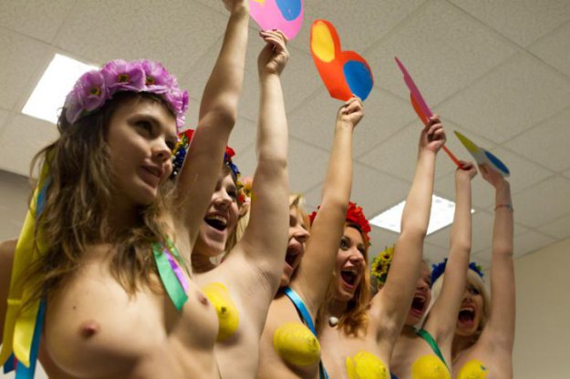 FEMEN поздравляют Влюбленных