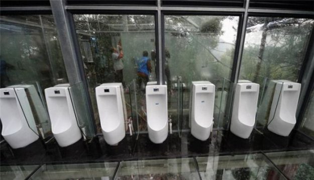 Стеклянный туалет в китайском парке
