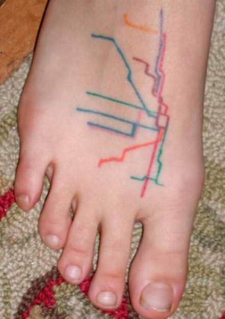 Сумасшедшие татуировки на ногах