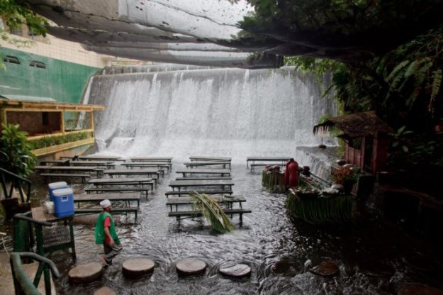 Ресторан у водопада