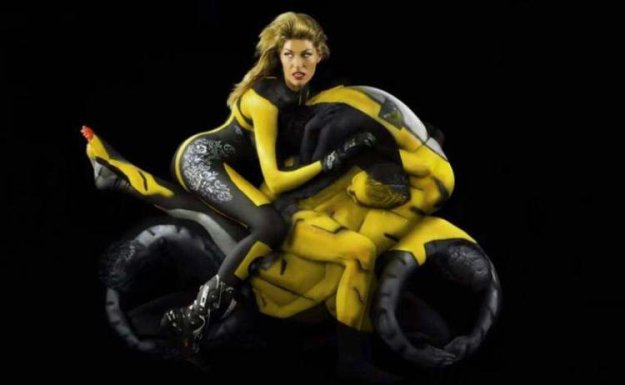 Мотоциклы из обнаженных женских тел
