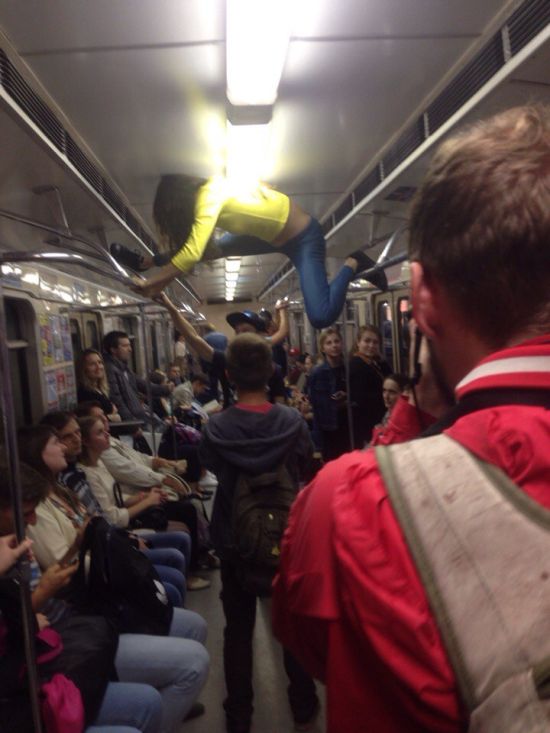 В минском метро девушка села на шпагат между поручнями