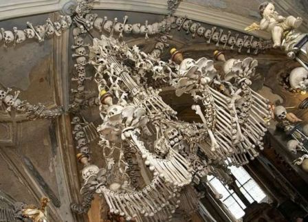 Церковь из человечестких костей и черепов