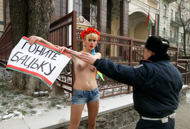 FEMEN: Гоните Бацьку!