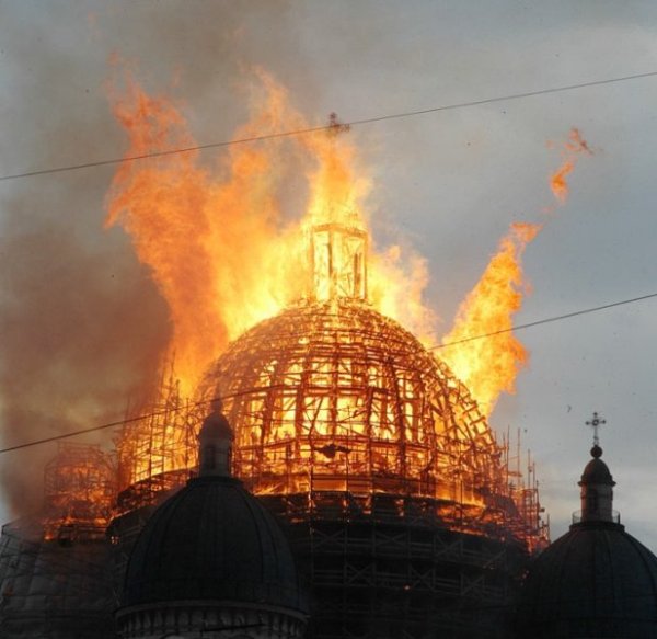 25 августа (пятница) в Питере загорелся Троицкий Собор