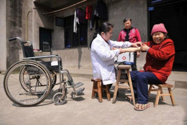 Сельский доктор без ног сносила 30 табуреток за 15 лет