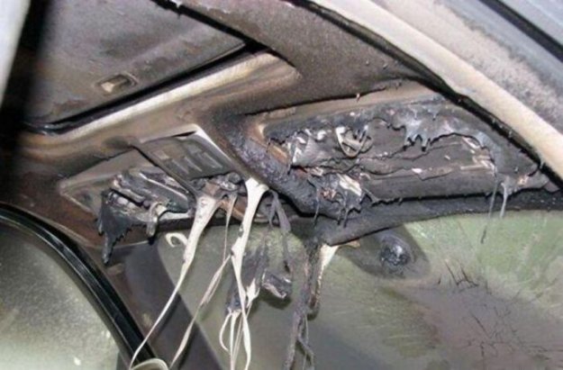 Вы когда нибудь заряжали мобильник в машине? Владелец этого авто делал это очень часто!