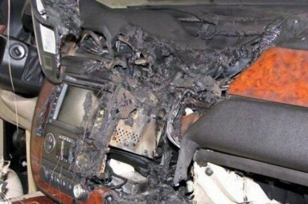 Вы когда нибудь заряжали мобильник в машине? Владелец этого авто делал это очень часто!