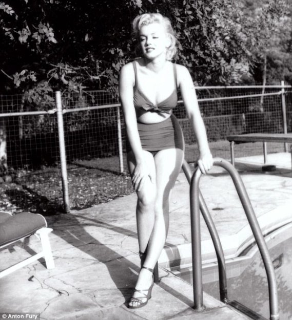 Неизвестные снимки Мэрилин Монро в бикини